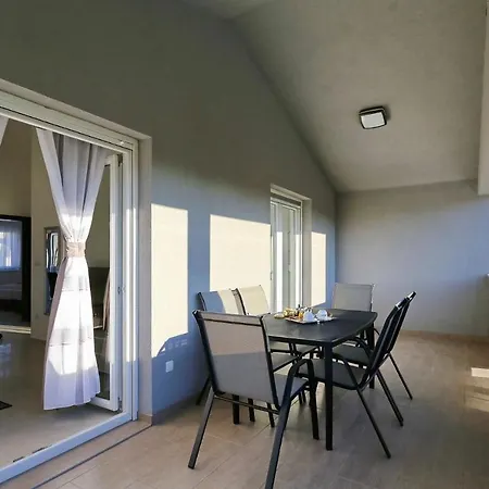 Lisac Apartment *