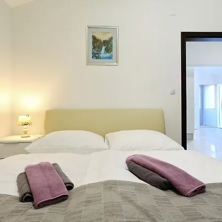 Lisac Apartment Vir