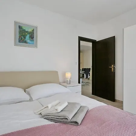 Lisac Apartment Vir